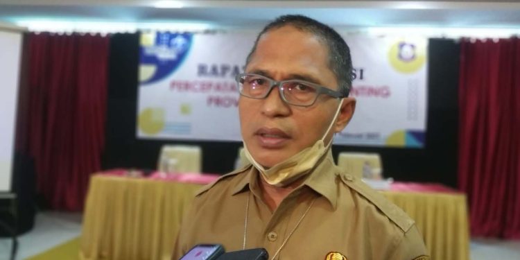Sekertaris Daerah Kota Gorontalo, Ismail Madjid diwawancarai awak media usai kegiatan Rapat koordinasi percepatan penurunan stunting di Provinsi Gorontalo, di Hotel Dumhill Kota Gorontalo, Senin (21/2/2022). (Foto: Putra/Gopos)