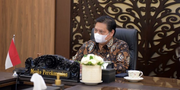 Menko Airlangga Hartarto saat ratas Evaluasi PPKM, secara virtual, Senin (14/2/2022). (dok. Kementerian)