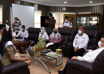 Wagub Gorontalo H. Idris Rahim (kanan) menerima kunjungan silaturahmi Putri Gorontalo, Rafa Mutiara Putri (kiri) di ruang kerja Wagub, Rabu (16/2/2022). Pada silaturahmi itu Rafa memohon dukungan dan doa restu dari pemerintah dan masyarakat Gorontalo untuk keikutsertaannya pada ajang Putri Indonesia 2022. (Foto: Haris)
