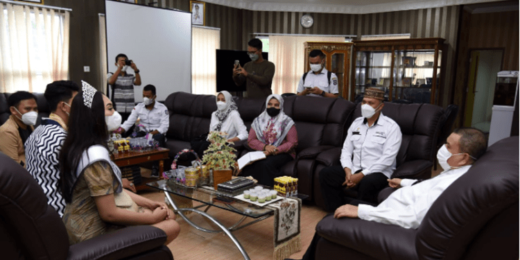 Wagub Gorontalo H. Idris Rahim (kanan) menerima kunjungan silaturahmi Putri Gorontalo, Rafa Mutiara Putri (kiri) di ruang kerja Wagub, Rabu (16/2/2022). Pada silaturahmi itu Rafa memohon dukungan dan doa restu dari pemerintah dan masyarakat Gorontalo untuk keikutsertaannya pada ajang Putri Indonesia 2022. (Foto: Haris)