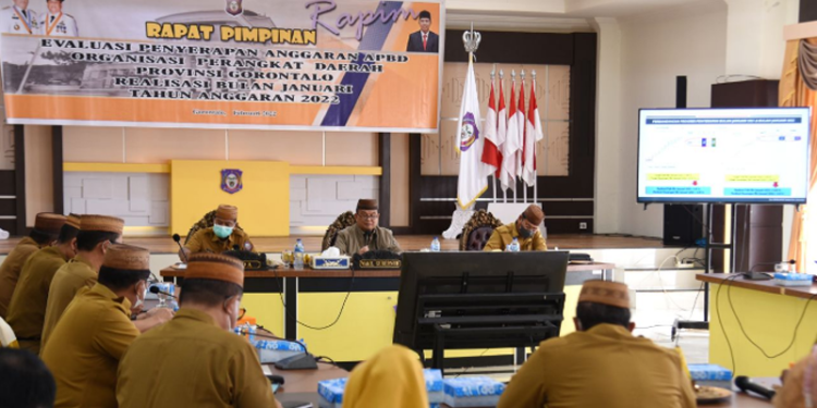 Wagub Gorontalo H. Idris Rahim (depan) memberikan arahan pada rapat pimpinan dalam rangka evaluasi penyerapan APBD OPD Provinsi Gorontalo periode bulan Januari 2022 di aula rumah jabatan Gubernur Gorontalo, Selasa (15/2/2022). (Foto: Haris)