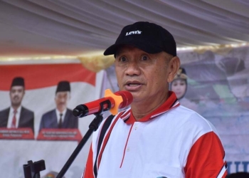 Bupati Pohuwato, Saipul Mbuinga saat memberikan sambutan dalam rangka memperingati HPSN di lapangan GOR Marisa, Senin (21/02/2022). (Foto istimewa).