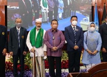 Wagub Gorontalo H. Idris Rahim (tengah),  pada Ujian Akhir Disertasi Program Doktor Ilmu Pertanian di Universitas Brawijaya, Malang, Jawa Timur, Selasa (8/2/2022). (Foto: Tamrin)