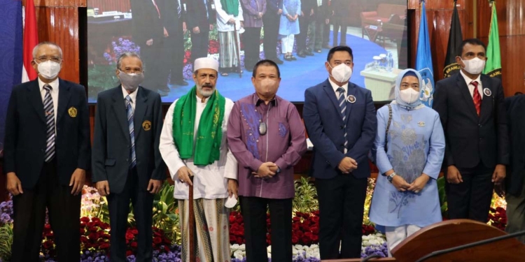 Wagub Gorontalo H. Idris Rahim (tengah),  pada Ujian Akhir Disertasi Program Doktor Ilmu Pertanian di Universitas Brawijaya, Malang, Jawa Timur, Selasa (8/2/2022). (Foto: Tamrin)