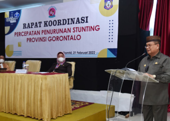 Wagub Gorontalo H. Idris Rahim memberikan sambutan pada Rapat Koordinasi Percepatan Penurunan Stunting di Hotel Damhil, Kota Gorontalo, Senin (21/2/2022). (Foto: Haris)