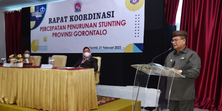Wagub Gorontalo H. Idris Rahim memberikan sambutan pada Rapat Koordinasi Percepatan Penurunan Stunting di Hotel Damhil, Kota Gorontalo, Senin (21/2/2022). (Foto: Haris)