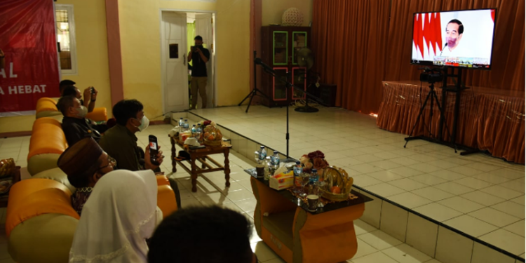 Wagub Gorontalo H. Idris Rahim bersama Forkopimda mendengarkan arahan Presiden Jokowi saat meninjau vaksinasi secara virtual di 17 provinsi, Jumat (18/2/2022). (Foto: Haris)