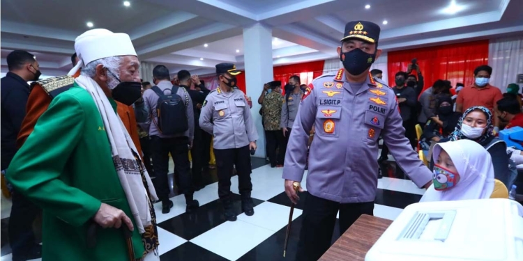 Kapolri Jenderal Listyo Sigit Prabowo meninjau akselerasi percepatan vaksinasi di Badan Pengembangan Sumber Daya Manusia (BPSDM) Badan Diklat Banten, Kabupaten Pandeglang, Selasa (22/2/22). (Foto: Humas Polri)