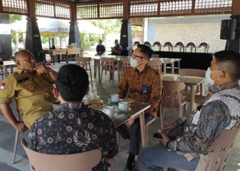 Gubernur Gorontalo Rusli Habibie menerima audiensi dari PT PLN Gas dan Geothermal di Vila Kencana, Kecamatan Botumoito, Kabupaten Boalemo, Selasa (8/2/2022). Mereka menyampaikan rencana peresmian konversi penggunaan bahan bakar PLTG Paguat dari solar ke gas. (Foto: Rival/ Kominfotik).
