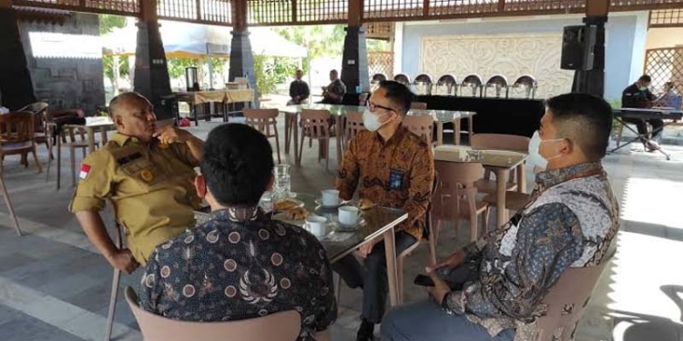 Gubernur Gorontalo Rusli Habibie menerima audiensi dari PT PLN Gas dan Geothermal di Vila Kencana, Kecamatan Botumoito, Kabupaten Boalemo, Selasa (8/2/2022). Mereka menyampaikan rencana peresmian konversi penggunaan bahan bakar PLTG Paguat dari solar ke gas. (Foto: Rival/ Kominfotik).