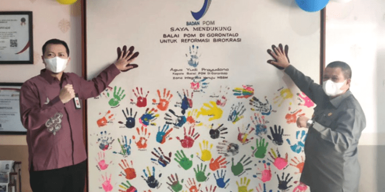 Wagub Gorontalo H. Idris Rahim (kanan) menyatakan dukungan pelaksanaan Reformasi Birokrasi menuju Wilayah Birokrasi Bersih Melayani di BPOM Gorontalo, Kamis (24/2/2022). (Foto: Adc)