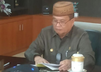 Wagub Gorontalo H. Idris Rahim memberikan sambutan pada Seminar Nasional pengusulan H.B Jassin sebagai Pahlawan Nasional dari Provinsi Gorontalo secara virtual di ruang kerjanya di Gubernuran Gorontalo, Selasa (22/2/2022). (Foto: Gusti)