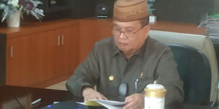 Wagub Gorontalo H. Idris Rahim memberikan sambutan pada Seminar Nasional pengusulan H.B Jassin sebagai Pahlawan Nasional dari Provinsi Gorontalo secara virtual di ruang kerjanya di Gubernuran Gorontalo, Selasa (22/2/2022). (Foto: Gusti)