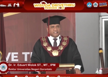 Rektor UNG, Eduart Wolok memberikan sambutan saat wisuda mahasiswa UNG, Senin (21/2/2022)  (dok. UNG)