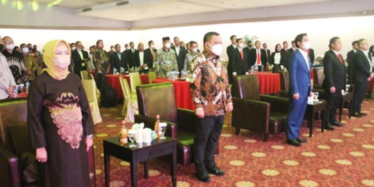 Wakil Bupati Gorontalo, Hendra S Hemeto saat mengahdiri pelantikan Badan Pengurus Pusat (BPP) Himpunan Pengusaha Muda Indonesia (HIPMI), di Ballroom Maqna Hotel Gorontalo, Jumat (25/2/2022). (Foto: Istimewa)