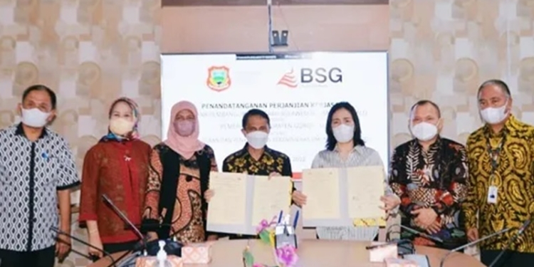 Bupati Gorontalo, Nelson Pomalingo, saat melakukan Penandatanganan Perjanjian Kerjasama dengan PT. Bank SulutGo Cabang Limboto. Sabtu, (21/01/2022). (Foto Istimewa).