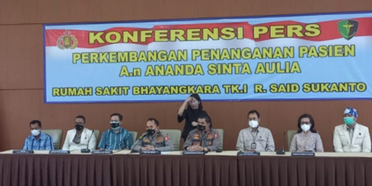 Kepala Biro Penerangan Masyarakat (Karo Penmas) Divisi Humas Polri Brigjen Ahmad Ramadhan saat menghadiri jumpa pers di RS Polri, Kramat Jati, Jakarta Timur, Senin (21/2/2022). (Foto: Humas Polri)