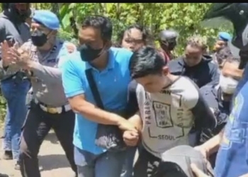 Puluhan warga Desa Wadas, Kecamatan Bener, Kabupaten Purworejo saat diamankan aparat. [Instagram @wadas_melawan]
