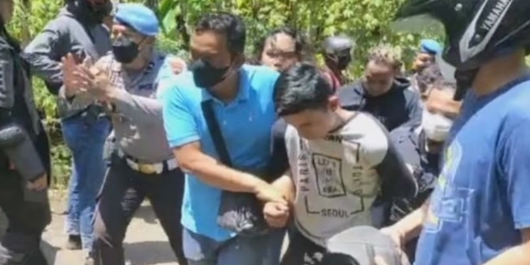 Puluhan warga Desa Wadas, Kecamatan Bener, Kabupaten Purworejo saat diamankan aparat. [Instagram @wadas_melawan]