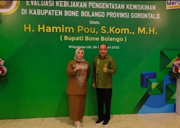Ketua DPRD Kabupaten Bone Bolango, Halid Tangahu (kanan) bersama Sekretaris Dewan Kabupaten Bone Bolango, Meri Ngadju (kiri) saat menghadiri ujian gelar doktor Bupati Bone Bolango, Hamim Pou di Universitas Brawijaya, Selasa (08/02/2022). (Foto: Istimewa)