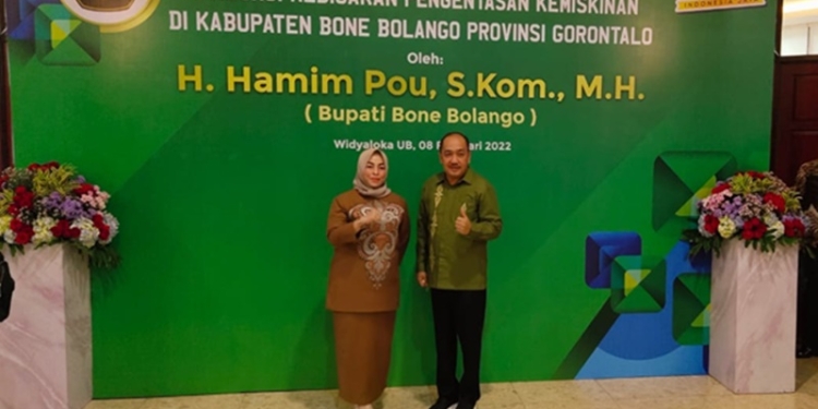 Ketua DPRD Kabupaten Bone Bolango, Halid Tangahu (kanan) bersama Sekretaris Dewan Kabupaten Bone Bolango, Meri Ngadju (kiri) saat menghadiri ujian gelar doktor Bupati Bone Bolango, Hamim Pou di Universitas Brawijaya, Selasa (08/02/2022). (Foto: Istimewa)
