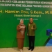 Ketua DPRD Kabupaten Bone Bolango, Halid Tangahu (kanan) bersama Sekretaris Dewan Kabupaten Bone Bolango, Meri Ngadju (kiri) saat menghadiri ujian gelar doktor Bupati Bone Bolango, Hamim Pou di Universitas Brawijaya, Selasa (08/02/2022). (Foto: Istimewa)