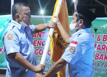 Wakil Bupati Gorontalo, Hendra Hemeto (kiri) saat menyerahkan bendera pataka kepada ketua karang taruna Kabupaten Gorontalo Sofyan Ishak (Kanan). (Foto: Istimewa)