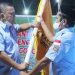 Wakil Bupati Gorontalo, Hendra Hemeto (kiri) saat menyerahkan bendera pataka kepada ketua karang taruna Kabupaten Gorontalo Sofyan Ishak (Kanan). (Foto: Istimewa)