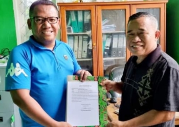 Ichsan Adrias Male saat menyerahkan surat pernyataan pengunduran diri dari PPP Provinsi Gorontalo kepada wakil Ketua DPW PP Provinsi Gorontalo, Safri Rahman. (Foto: Istimewa)