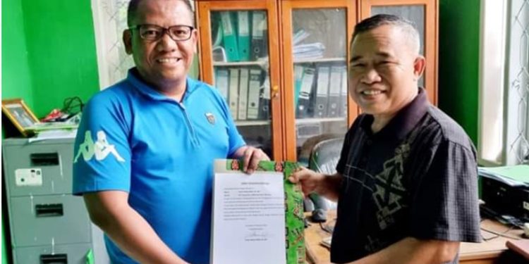 Ichsan Adrias Male saat menyerahkan surat pernyataan pengunduran diri dari PPP Provinsi Gorontalo kepada wakil Ketua DPW PP Provinsi Gorontalo, Safri Rahman. (Foto: Istimewa)