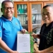 Ichsan Adrias Male saat menyerahkan surat pernyataan pengunduran diri dari PPP Provinsi Gorontalo kepada wakil Ketua DPW PP Provinsi Gorontalo, Safri Rahman. (Foto: Istimewa)