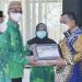 Wakil Bupati Gorontalo, Hendra S. Hemeto, saat menyerahkan penghargaan kepada kader Pembantu Pembina Keluarga Berencana Desa. di Aula Kementerian Agama Kabupaten Gorontalo, Selasa (11/01/2022). (Foto: Istimewa).