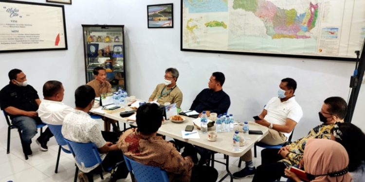 Ketua Umum Koalisi Kabupaten Penghasil Kelapa (KOPEK), Nelson Pomalingo saat melaksanakan rapat bersama TIM kopek rencana pembentukan konsorsium kelapa indonesia, di Galeri Gorontalo Jl. Johar Baru II No. 12 Salemba Jakarta Pusat, Sabtu (26/2/2022). (Foto: Istimewa)