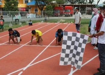 Bupati Gorontalo Nelson Pomalingo, saat meresmikan Jogging Track Sport Center Limboto. Jumat, (07/01/2022). (Foto: Istimewa).