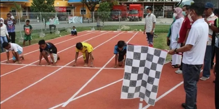 Bupati Gorontalo Nelson Pomalingo, saat meresmikan Jogging Track Sport Center Limboto. Jumat, (07/01/2022). (Foto: Istimewa).