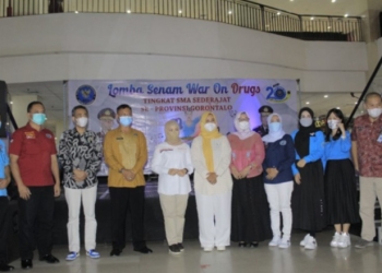 Ketua TP-PKK Provinsi Gorontalo Idah Syahidah (tengah) bersama Kepala BNN Gorontalo dan temu lainnya berfoto bersama pada pelaksanaan lomba senam on drugs, yang digelar oleh Badan Narkotika Nasional (BNN) Provinsi Gorontalo, Jumat (11/2/2022). (Foto – Rival)