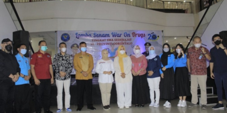 Ketua TP-PKK Provinsi Gorontalo Idah Syahidah (tengah) bersama Kepala BNN Gorontalo dan temu lainnya berfoto bersama pada pelaksanaan lomba senam on drugs, yang digelar oleh Badan Narkotika Nasional (BNN) Provinsi Gorontalo, Jumat (11/2/2022). (Foto – Rival)