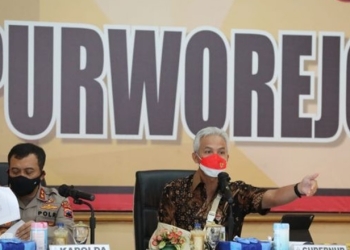 Gubernur Jawa Tengah, Ganjar Pranowo saat memberikan keterangan kepada wartawan di Polres Purworejo. [Dok Pemprov Jateng]
