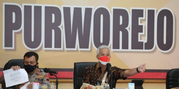 Gubernur Jawa Tengah, Ganjar Pranowo saat memberikan keterangan kepada wartawan di Polres Purworejo. [Dok Pemprov Jateng]