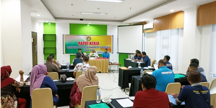 Rapat Kerja (Raker) Taekwondo Indonesia Kabupaten Gorontalo siap mewujudkan peningkatan kapasitas pelatih untuk para atlet Taekwondo di Kabupaten Gorontalo. Rapat kerja kali ini dilaksanakan di Hotel Dumhill, Kota Gorontalo, Sabtu (5/2/2022). (Foto: Istimewa)