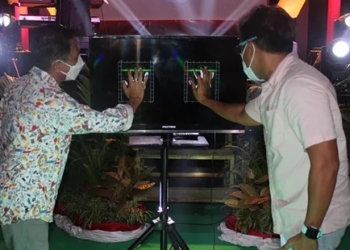 Bupati Gorontalo Nelosn Pomalingo, saat meresmikan lampu jalan PJU saat HUT Kelurahan Bolihuangga ke 238. Sabtu, (08/01/2022). (Foto: istimewa).