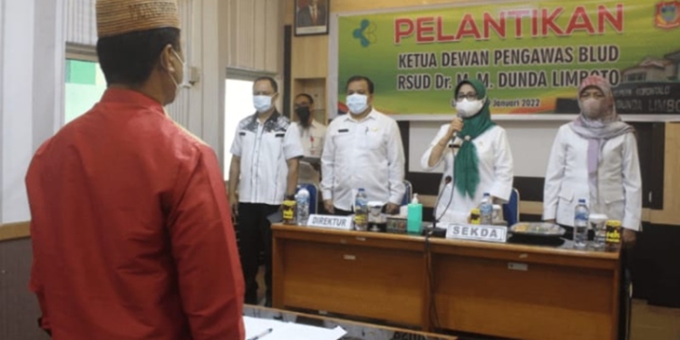 Sekretaris Daerah Kabupaten Gorontalo, Hadijah U Tayeb saat menghadiri pelantikan Ketua Dewan Pengawas (Dewas) dr Rusli Monoarfa, yang berlangsung di RSUD MM Dunda, Rabu (19/1/2022). (Foto: Istimewa)