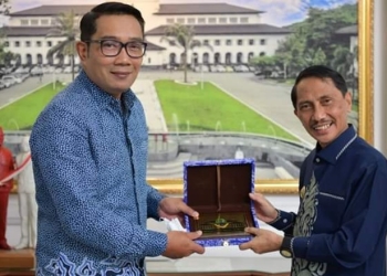 Bupati Gorontalo, Nelson Pomalingo (kiri) menyambangi Pemerintah Provinsi Jawa Barat dalam hal ini oleh Gubernur Jawa Barat, Ridwan Kamil (kanan), Jumat (25/2/2022). (Istimewa)