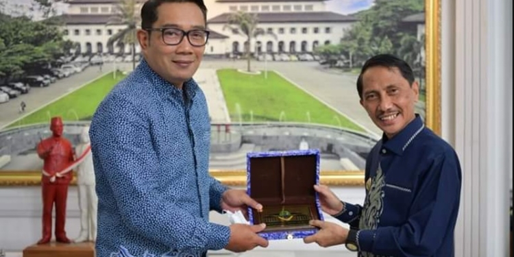 Bupati Gorontalo, Nelson Pomalingo (kiri) menyambangi Pemerintah Provinsi Jawa Barat dalam hal ini oleh Gubernur Jawa Barat, Ridwan Kamil (kanan), Jumat (25/2/2022). (Istimewa)