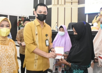 Wakil Wali Kota Gorontalo, Ryan Kono (Kedua dari kiri) saat menghadiri agenda penuntasan tranksaksi pemanfaatan bantuan sosial di kota gorontalo di aula kantor walikota Gorontalo, Kamis (3/2/2022). bersama anggota DPR RI, Idah Syaida Rusli Habibie (Pertama dari kiri). (Foto: Istimewa)