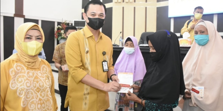 Wakil Wali Kota Gorontalo, Ryan Kono (Kedua dari kiri) saat menghadiri agenda penuntasan tranksaksi pemanfaatan bantuan sosial di kota gorontalo di aula kantor walikota Gorontalo, Kamis (3/2/2022). bersama anggota DPR RI, Idah Syaida Rusli Habibie (Pertama dari kiri). (Foto: Istimewa)