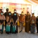 Gubernur Gorontalo Rusli Habibie didampingi Kakwarda Provinsi Gorontalo Idah Syahidah bersama siswa siswi Kwartir Cabang (Kwarcab) Pramuka yang mengikuti vaksinasi covid-19 di Kecamatan Marisa, Kabupaten Pohuwato, Selasa (8/2/2022). Foto – Salman