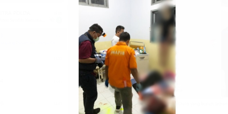 LC ditemukan dalam posisi tergantung ditali disalah satu sisi jendela rumah sakit sedangkan LZ ditemukan tergeletak dilantai dengan bersimbah darah dibagian kepala di kamar yang sama. Keduanya ditemukan dalam keadaan meninggal dunia di Rumah Sakit Tombulilato Bone Bolango pada Sabtu malam sekitar pukul 19.00 WITA (5/2/2022). (Foto: Humas Polda Gorontalo)