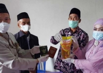 Pasangan kekasih di Desa Suru, Kecamatan Sooko, Kabupaten Ponorogo ini menikah dengan maskawin minyak goreng pada momentum tanggal cantik tepat pada Selasa (22/2/2022). [Ist]
