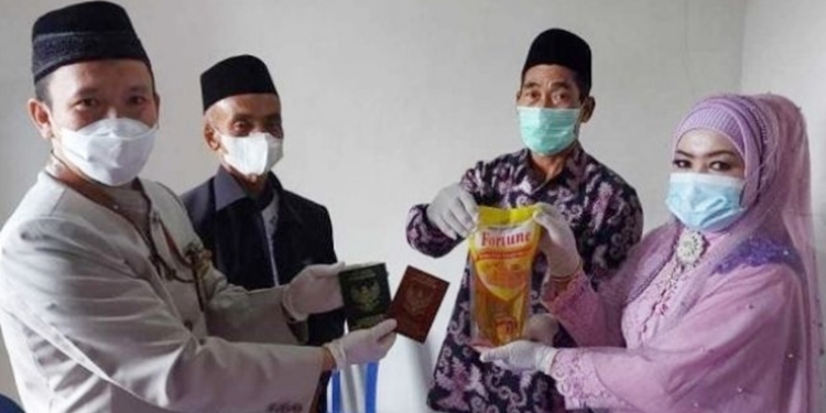 Pasangan kekasih di Desa Suru, Kecamatan Sooko, Kabupaten Ponorogo ini menikah dengan maskawin minyak goreng pada momentum tanggal cantik tepat pada Selasa (22/2/2022). [Ist]